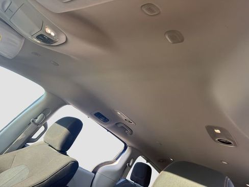 Used 2020 Chrysler Pacifica Touring w/ Tire & Wheel Group image 8