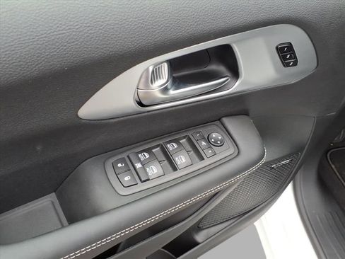 New 2026 Chrysler Pacifica Limited w/ Uconnect Theater Family Group image 22