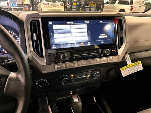 Used 2025 Nissan Frontier SV image 18