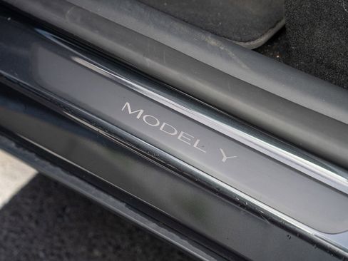 Used 2024 Tesla Model Y Long Range image 11