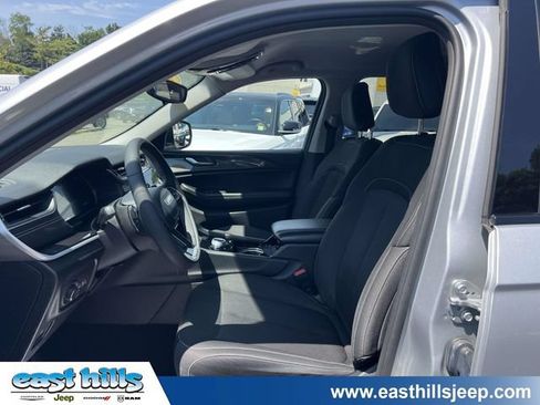 Used 2023 Jeep Grand Cherokee Laredo w/ Luxury Tech Group I AWD/4WD image 13