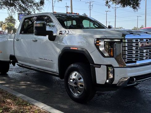 Used 2025 GMC Sierra 3500 Denali w/ Denali Reserve Package AWD/4WD image 11