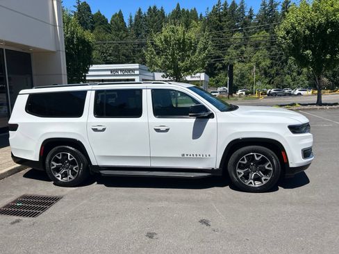 Used 2024 Jeep Wagoneer L Series III w/ Flexible Seating Group AWD/4WD image 4