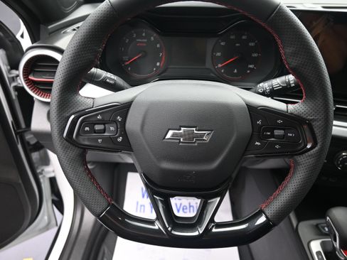 Certified 2025 Chevrolet Trax RS w/ Sunroof Package FWD image 11