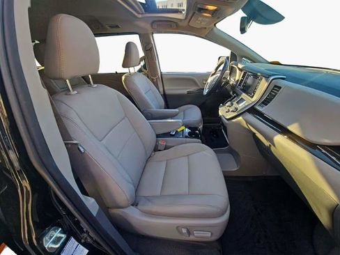 Used 2020 Toyota Sienna XLE AWD/4WD image 7