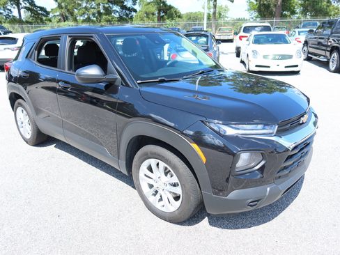 Used 2023 Chevrolet TrailBlazer LS FWD image 2