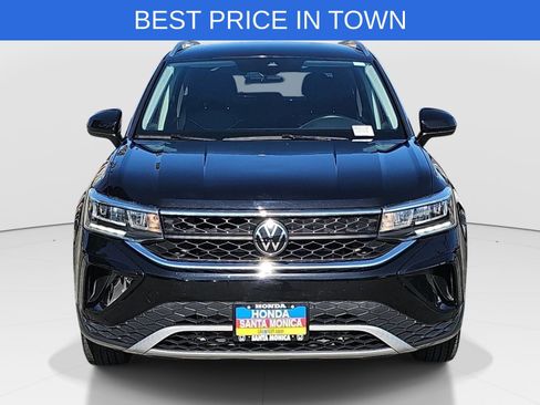 Used 2024 Volkswagen Taos SE FWD image 2