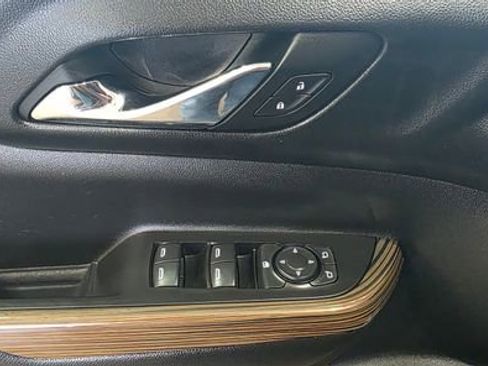 Used 2018 GMC Acadia SLE image 12