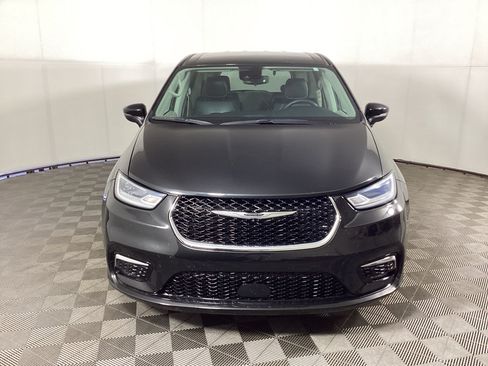 Used 2023 Chrysler Pacifica Touring-L FWD image 6