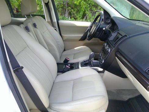 Used 2013 Land Rover LR2 image 42