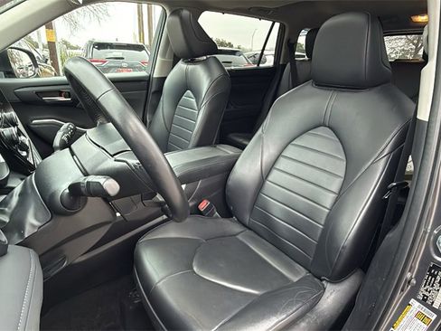 Used 2023 Toyota Highlander XLE image 21