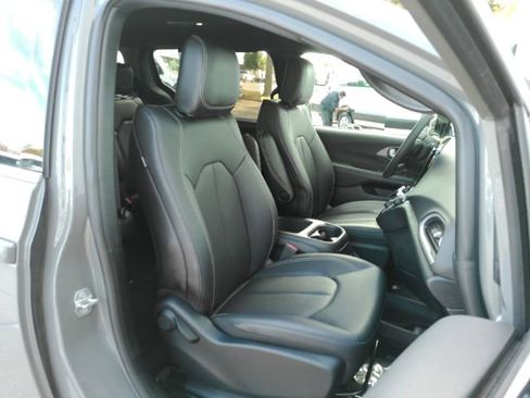 Used 2025 Chrysler Pacifica Select image 22