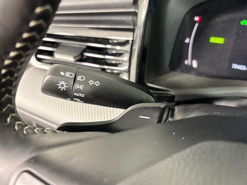 Used 2025 Toyota Camry SE w/ Convenience Package image 18