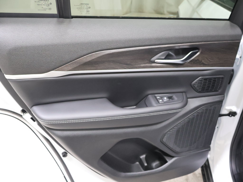 New 2027 Jeep Grand Cherokee Limited AWD/4WD image 11