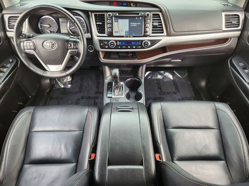 Used 2019 Toyota Highlander XLE image 28