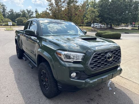 Used 2022 Toyota Tacoma TRD Sport w/ TRD Premium Sport Package AWD/4WD image 38