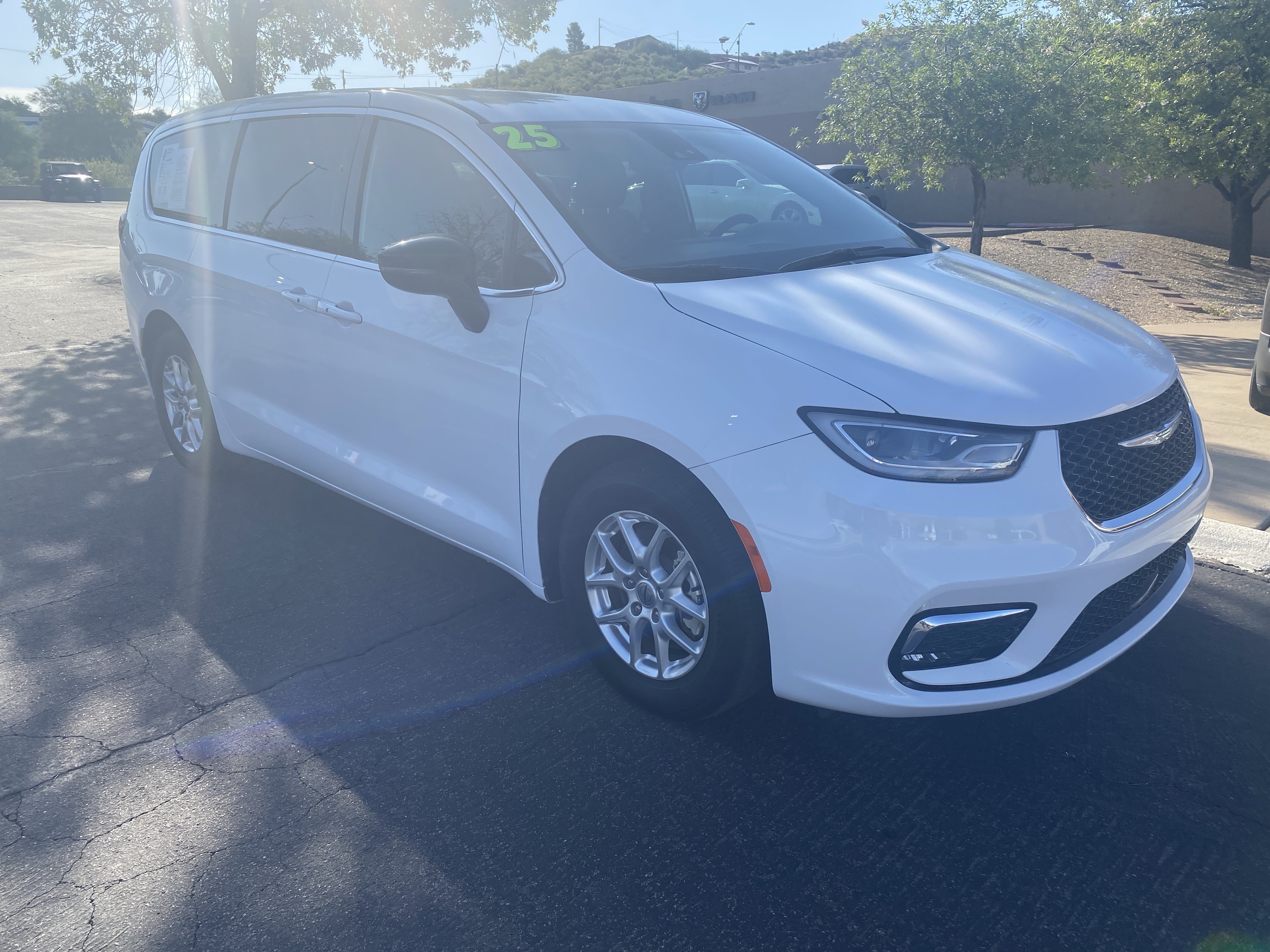 Used 2025 Chrysler Pacifica Select FWD image 5