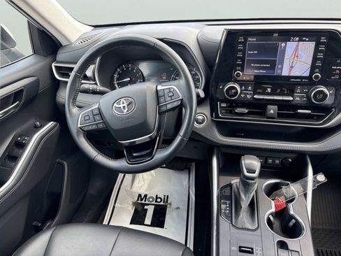 Used 2021 Toyota Highlander XLE FWD image 11