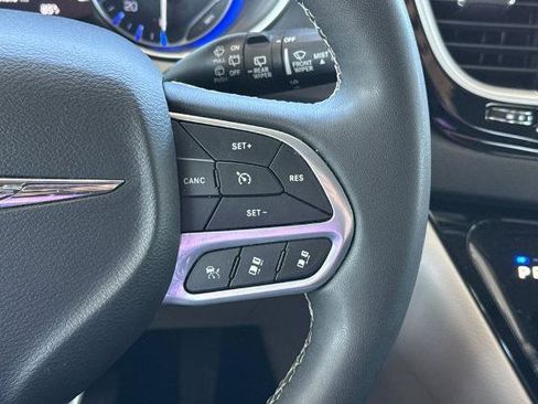 Used 2023 Chrysler Pacifica Touring-L FWD image 35