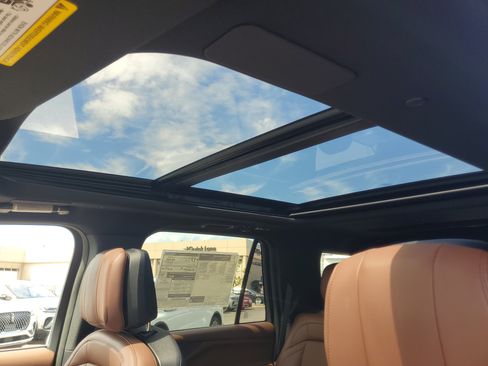 New 2026 Lincoln Navigator Reserve AWD/4WD image 10