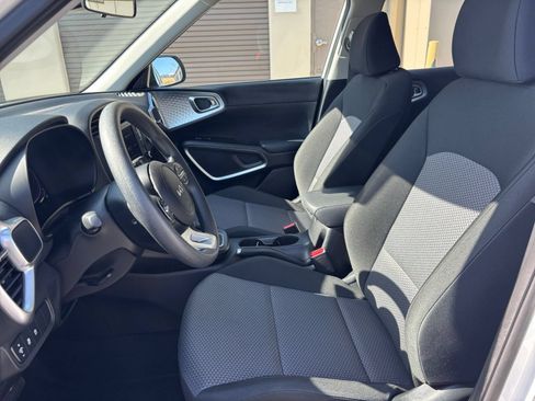 Used 2025 Kia Soul LX w/ LX Technology Package FWD image 24