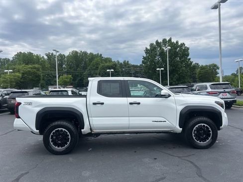 Used 2024 Toyota Tacoma TRD Off-Road AWD/4WD image 5