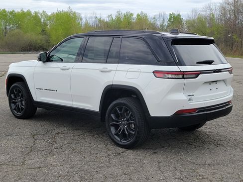 Used 2025 Jeep Grand Cherokee Limited AWD/4WD image 7