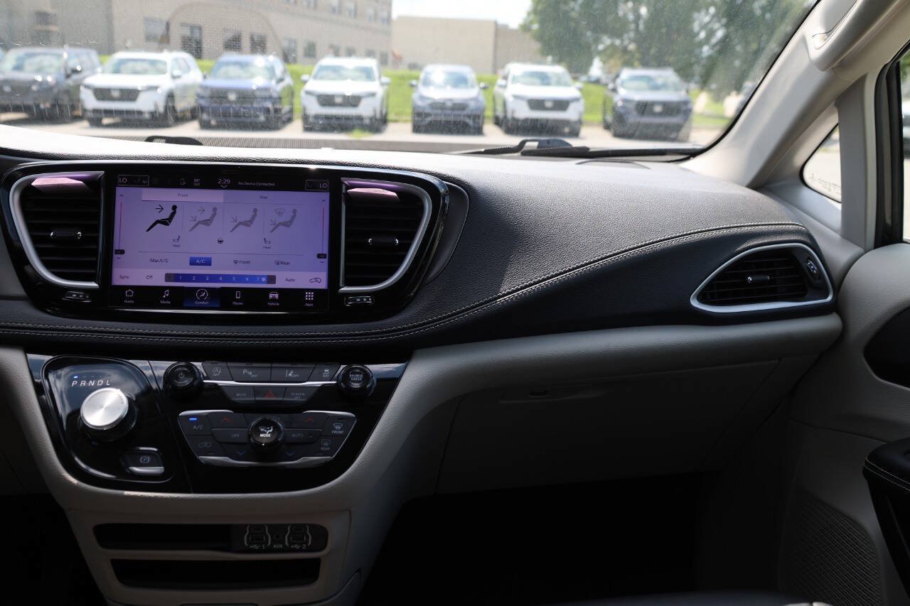 Used 2023 Chrysler Pacifica Touring-L FWD image 26