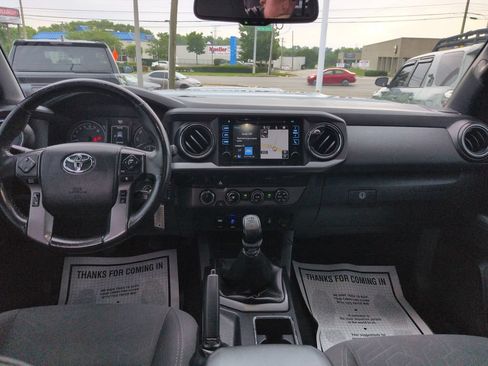 Used 2018 Toyota Tacoma TRD Sport AWD/4WD image 12