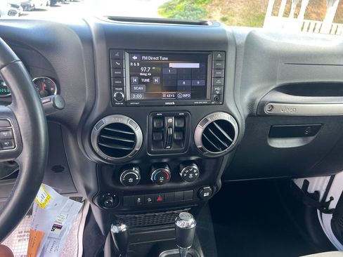 Used 2018 Jeep Wrangler Unlimited Sport S image 19