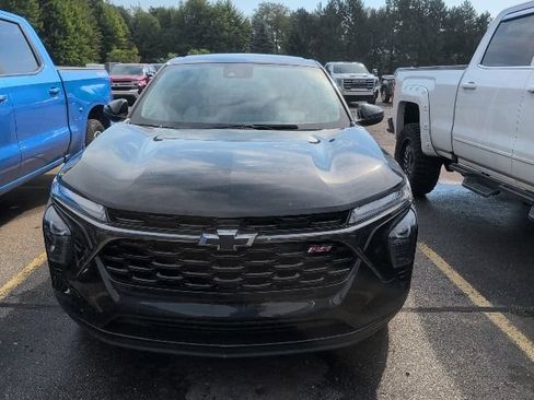 Used 2025 Chevrolet Trax RS w/ Driver Confidence Package FWD image 2