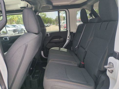Used 2025 Jeep Wrangler Unlimited Sahara AWD/4WD image 15