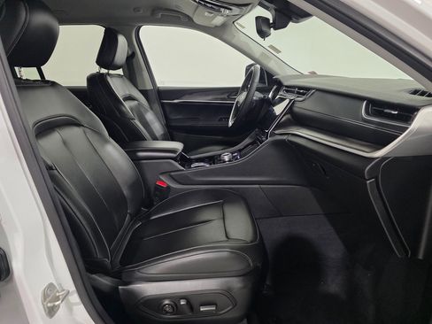 Used 2023 Jeep Grand Cherokee Limited image 23