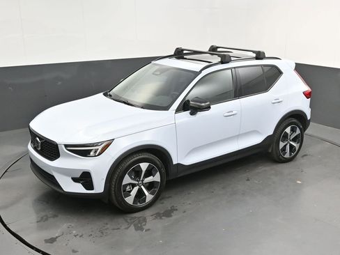 Certified 2025 Volvo XC40 B5 Plus AWD/4WD image 23