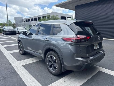 Used 2024 Nissan Rogue SV w/ SV Premium Package image 3