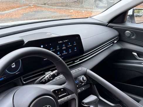 Used 2025 Hyundai Elantra SEL image 33