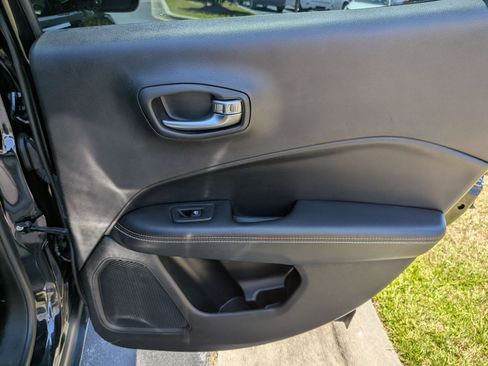 Used 2019 Jeep Compass Latitude w/ Popular Equipment Group FWD image 18
