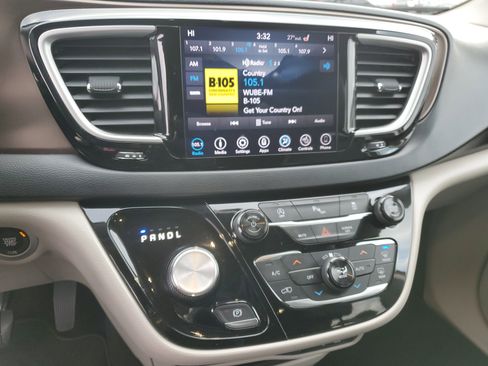 Used 2018 Chrysler Pacifica Touring-L w/ Premium Audio Group image 27