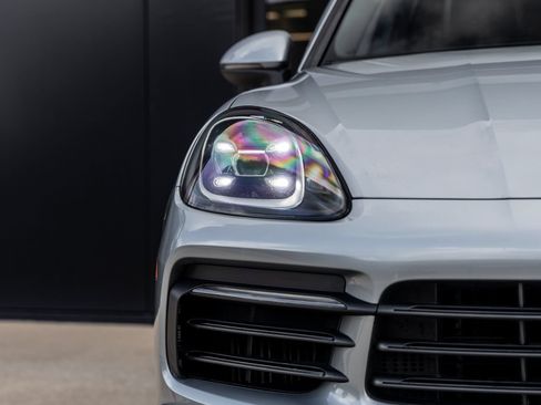 Certified 2021 Porsche Cayenne AWD/4WD image 18