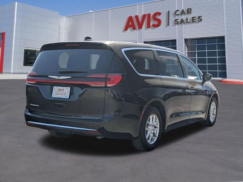 Used 2025 Chrysler Pacifica Select FWD image 6
