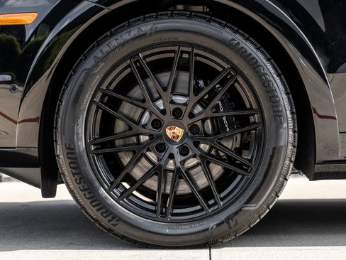 Certified 2025 Porsche Cayenne E-Hybrid AWD/4WD image 13