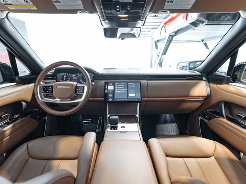 Used 2024 Land Rover Range Rover Long Wheelbase SE image 24