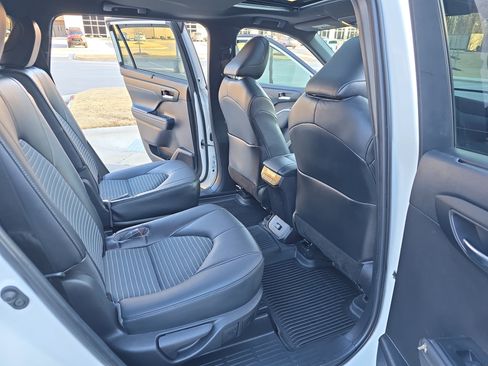 Used 2023 Toyota Highlander XSE image 11