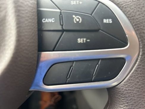 Used 2020 Chrysler Pacifica Touring FWD image 15
