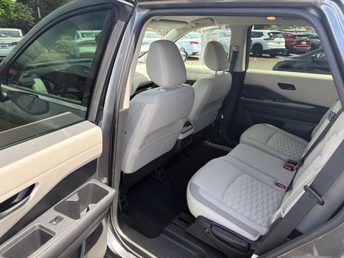 Used 2023 Nissan Pathfinder SV image 9