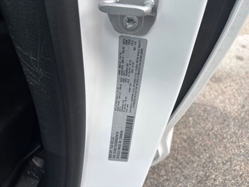 Used 2025 Chrysler Pacifica Limited image 31