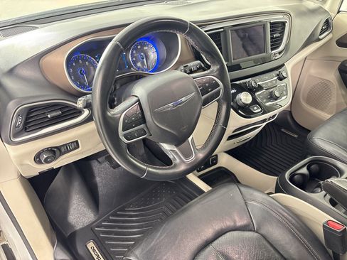 Used 2018 Chrysler Pacifica Touring-L image 4