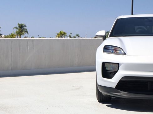 Certified 2025 Porsche Macan 4 Electric AWD/4WD image 11