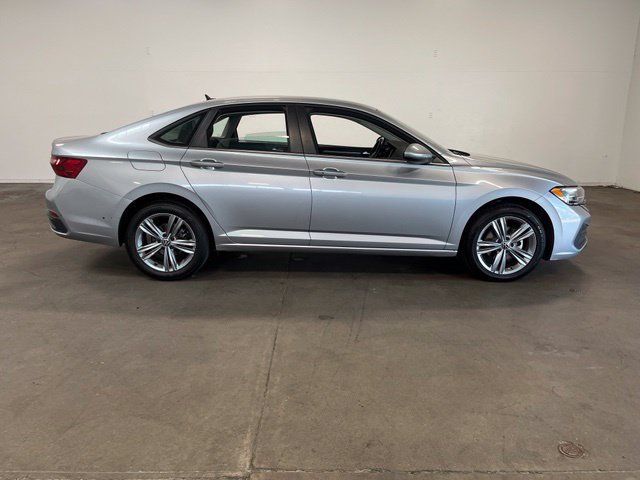 Used 2024 Volkswagen Jetta SE FWD image 2