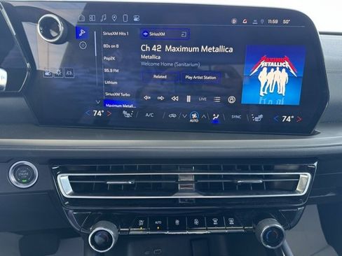 Used 2025 Chevrolet Traverse LT image 8